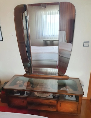 Spiegel mit Unterschrank aus Oma's Zeit - zu verschenken