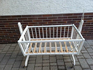 Babywiege mit Rollen