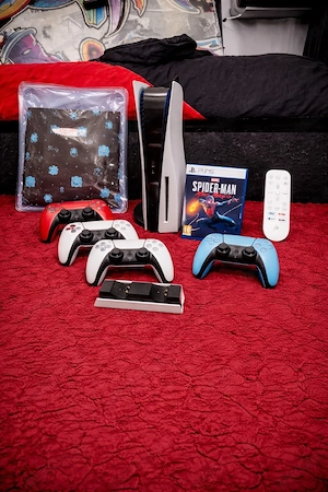 PlayStation 5 (825 GB) + 4 Controller + Zubehör+1 Spiel+Case+Fernbedienung