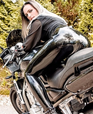 Biker sucht geile Fetisch Bikerin (21-38)