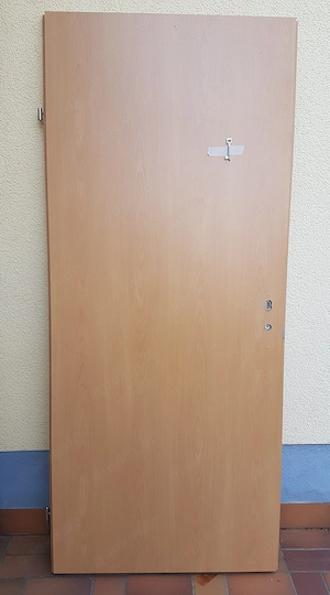 Tür in Farbe Buche mit Beschädigungen