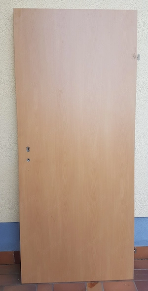 Tür in Farbe Buche mit Beschädigungen