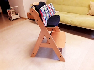 Verstellbarer Kinderhochsitz mit Tablet