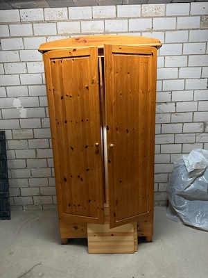 Kleiderschrank zu verschenken