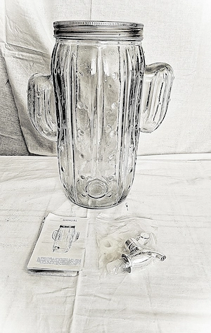 Getränkespender aus Glas mit Hahnen