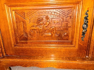 Verkaufe sehr alten Schrank  Bild 2