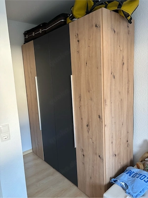 Kleiderschrank