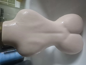 Torso mit 2 Löchern