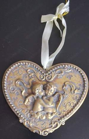 2 Herzen mit Kinderengeln, goldfarbig, aufwändig verziert, je