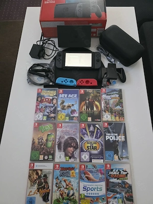 Nintendo Switch in Grau mit 12 Spiele und eine Tasche.