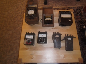 Alte Messgeräte für Elektrotechnik