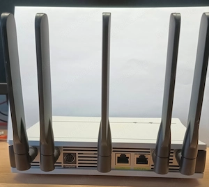 Lancom L1302-ACN mit Antennen und Netzteil