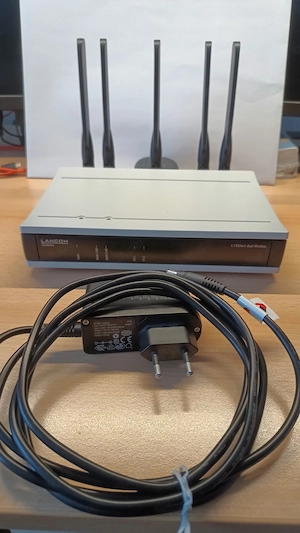 Lancom L1302-ACN mit Antennen und Netzteil