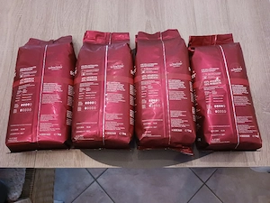 4 neue 1kg Kaffeebohnen von Schwiizer Schüümli zu verkaufen  Bild 2
