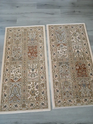 2 kleine Teppiche mit Blumen drauf