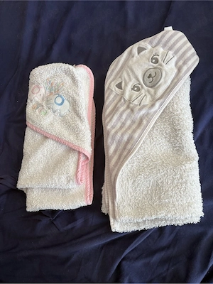 2 Kapuzenhandtücher Baby Tiermotive gebraucht