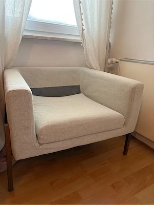 Sessel mit Metallbeinen 