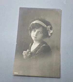 Alte Postkarte Mädchen Portrait Kunstkarte 14cm lang 8,5cm breit