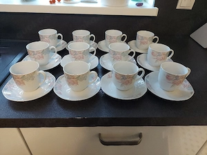 Set aus Tassen und Untertassen