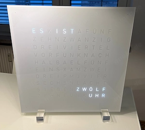 QLOCKTWO digitale Uhr im Originalkarton - wie neu