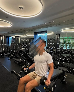 Aktiver, diskreter Mann, der die Privatsphäre respektiert.