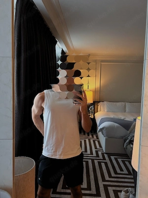 Aktiver Mann mit guter Hygiene. Verfügbar für einen schwulen Partner.