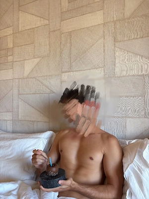 Ich bin ein aktiver junger Mann. Elegant, gut bestückt, voller Verlangen und Energie.