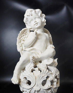 Puttenengelfigur aus Keramik auf Sockel in matt-weißem Finish, 35 cm hoch