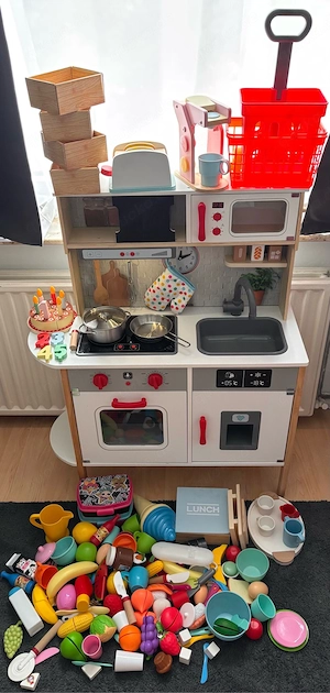 Kinderküche aus Holz mit viel Zubehör