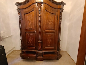antiker Kleiderschrank aus Echtholz mit Schnitzereien 