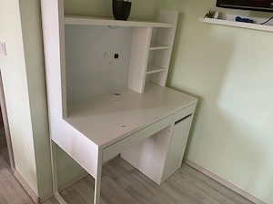 Schreibtisch mit Regalaufsatz und Stauraum