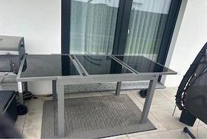 Ausdehnbarer Gartentisch