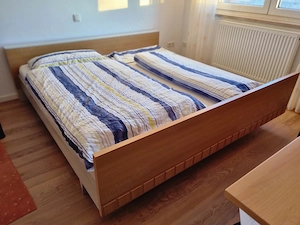Doppelbett 180 * 190 mit Nachttischen (ohne Matrazen, ohne Bettdecken)