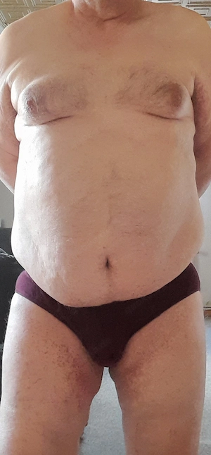 Witwer 65Jahre sucht ein Paar das mich nackt an einer Kette hält 