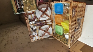 Picknickkorb mit Inhalt