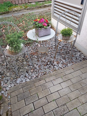 tisch mit 2 stühlen und ei