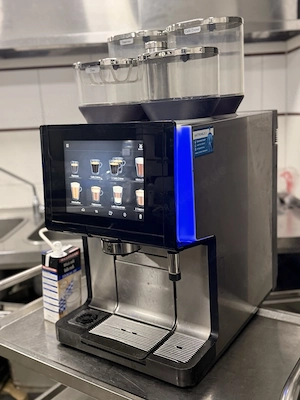WMF 9000 S PLUS mit Dynamic Milk 4 Mühlen , Festwasser , 230V