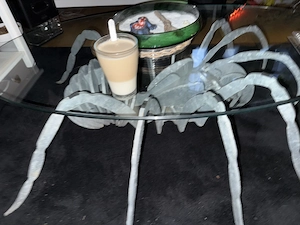 Cooler Spinnen Couchtisch 