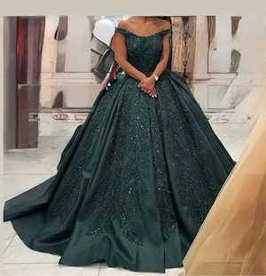 Verlobungskleid in smaragdgrün