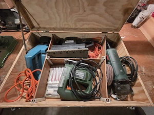 Werkzeugkoffer Eigenbau mit 4 Elektrogeräten