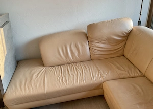 Ledereckcouch mit Federkern Farbe Apricot. Bild 5