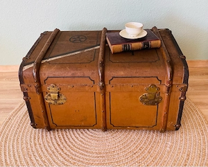 Überseekoffer 1890er | Adelswappen & Frachtzettel | Leinen-Einsatz     Epoche & Charme    