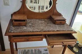 Antiker Schminktisch mit ovalem, bewegl Spiegel + passendem Stuhl