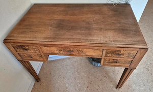 Schreibtisch und Stuhl aus Frankreich 1880