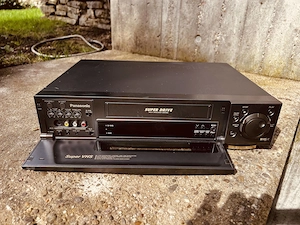 S-VHS Videorecorder Panasonic NV-HS900, defek,t zu verschenken