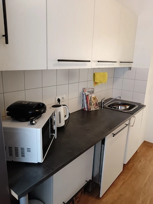 Gut erhaltene Küche mit Herd  Schränke und Platten 