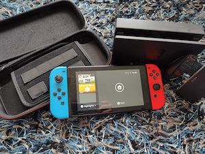 Nintendo Switch mit Zubehör + 256 GB SD Karte