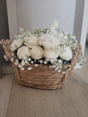 kerzen Blumenstrauß in einem exklusiven Korb