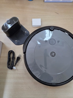 iRobot saugroboter Roomba i1 spracherkennung plus ersatzfilter mit ladestation und verpakung