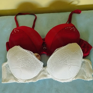 Zwei Spitzen BH's in 85B